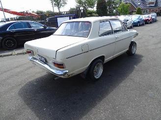 Coche accidentado Opel Kadett 1.1 1968/9