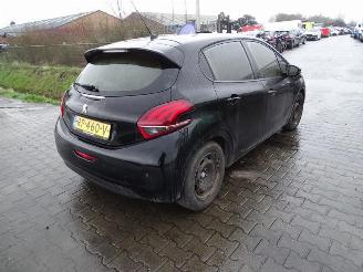 damaged passenger cars Peugeot 208 1.2 Vti 2018/1