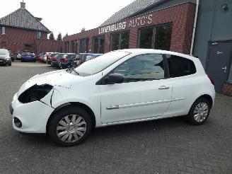 Damaged car Renault Clio 1.2 Authentique AIRCO 55KW 2012/2