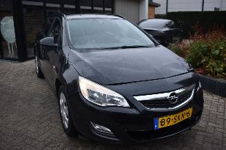 Vaurioauto  passenger cars Opel Astra SPORTS TOURER 2011/10