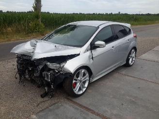 Damaged car Ford Focus ST 2.0 16v Turbo 2018/4