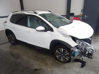 damaged passenger cars Peugeot 2008 1.2 VTI 2016/8