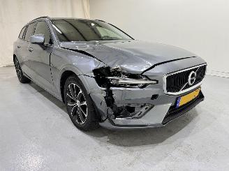 uszkodzony samochody osobowe Volvo V-60 2.0 B3 Aut8 MHEV Momentum Advantage 2020/11