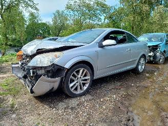 Salvage car Opel Astra TwinTop 1.6 Temptation 2007/10