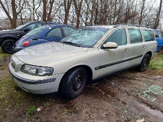 uszkodzony samochody osobowe Volvo V-70 2.4 D5 Geartronic Comfort Line 2002/1