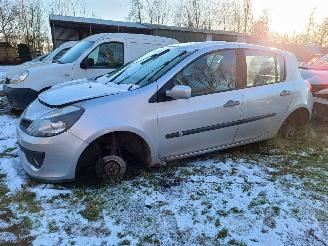 damaged commercial vehicles Renault Clio 1.4-16V Dynamique Luxe 2006/3