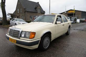 Voiture accidenté Mercedes 200-300D 200 D 124 type sedan automaat 1991/1