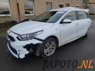uszkodzony samochody osobowe Kia Cee d Ceed Sportswagon (CDF), Combi, 2018 1.4 T-GDI 16V 2019/1