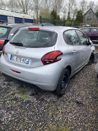 Damaged car Peugeot 208 1.6 BLUE HDI 2017/4