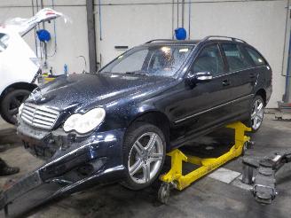 uszkodzony samochody osobowe Mercedes C-klasse C Combi (S203) Combi 3.0 C-320 CDI V6 24V (OM642.910) [165kW]  (06-200=
5/08-2007) 2006