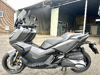 Unfall Kfz Motorrad Honda  ADV 350A 29pk Matgrijs - keyless - handvat verwarming - abs - slechts 5284km gelopen - lichte krassen 2022/10