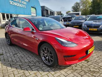 krockskadad bil auto Tesla Model 3 Tesla Model 3 RWD 440 KM rijbereik nwprijs € 50 000 2020/12