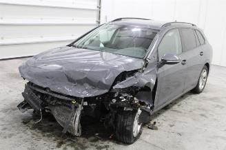 damaged passenger cars Volkswagen Golf  2021/4