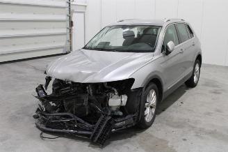 damaged passenger cars Volkswagen Tiguan  2017/9