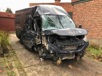 damaged passenger cars Iveco Daily  2020/1