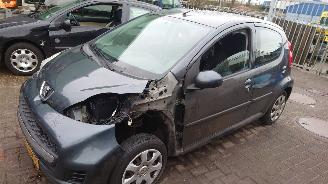 damaged passenger cars Peugeot 107 2012 1.0 12v 1KRFE Grijs KTA onderdelen 2012/2