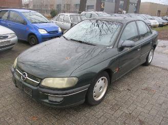 uszkodzony samochody osobowe Opel Omega  1995/1